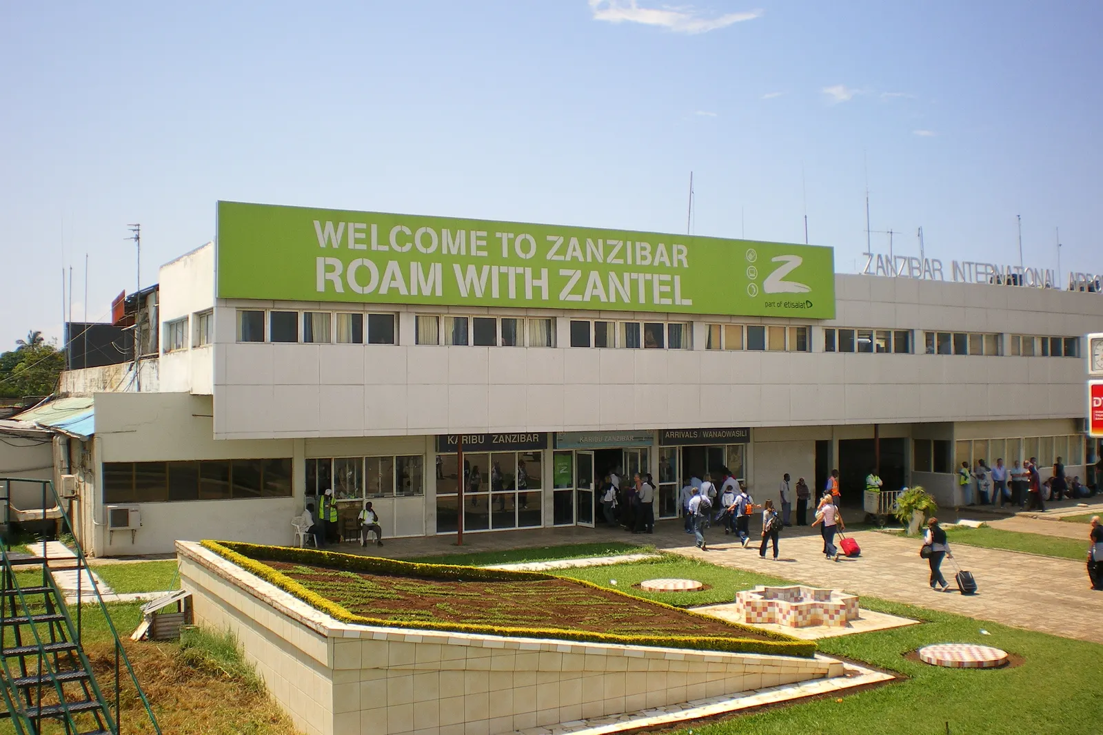 Ankunftsgebäude des Flughafens Sansibar mit dem Schriftzug „Welcome to Zanzibar“