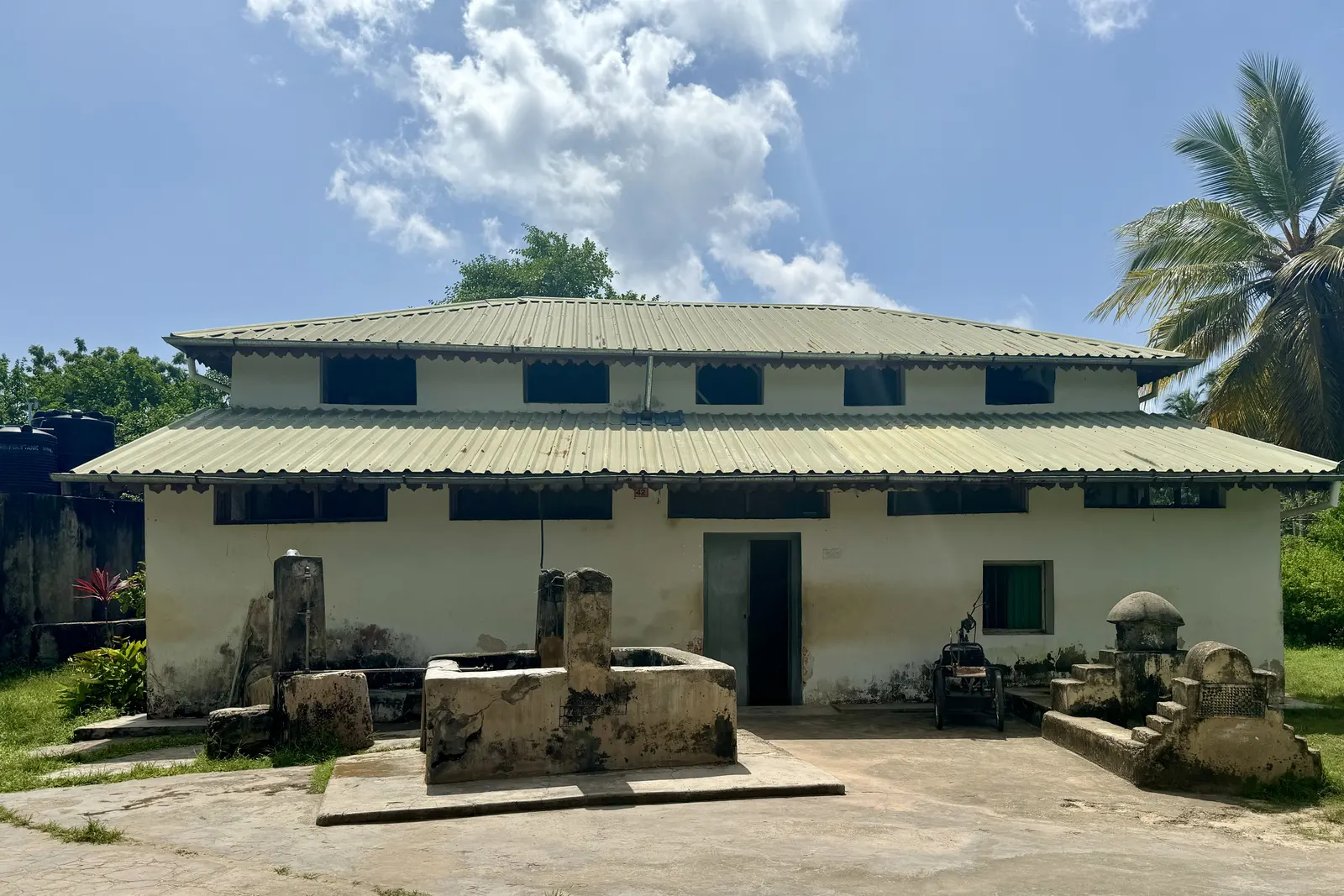 Ostansicht der historischen Moschee von Kizimkazi unter blauem Himmel